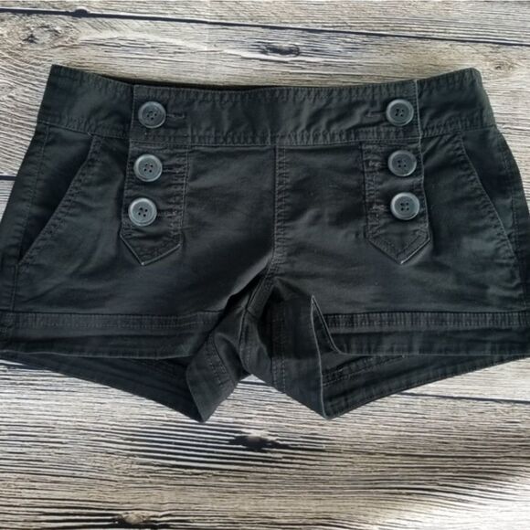 ✨ Express Womens Black Button Front Shorts Short✨ - Picture 2 of 4